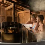 Stel geniet van een wijntje in de stomende Skargards Panel hottub met interne kachel