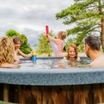 Close-up van een blij gezin dat geniet van een warme hottub in de natuur