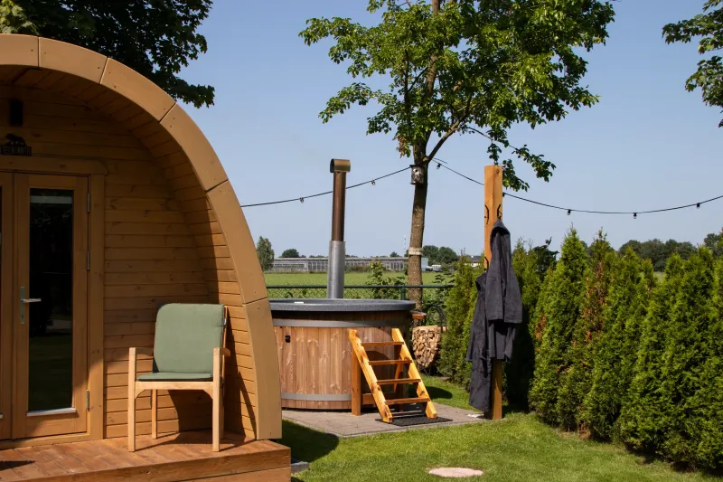 Luxus-Whirlpool an einer Glamping-Unterkunft für ein exklusives Wellnesserlebnis und höhere Rentabilität im Freizeitsektor.