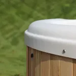 Gros plan du bain nordique Nordic Hottub Classic avec finition en cèdre rouge et cuve intérieure en plastique HDPE