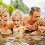 Blij gezin dat samen geniet in een warme hottub