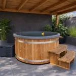 Warmtepomp verwarmde hottub onder houten overkapping in de tuin