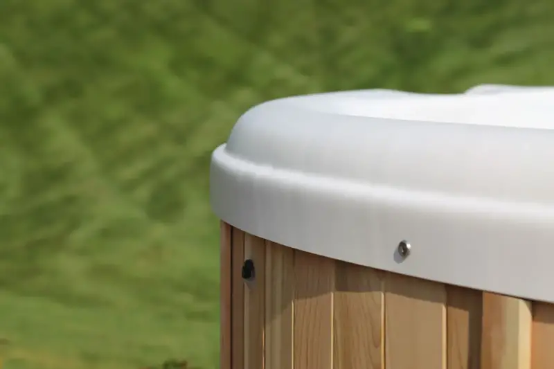 Gros plan du bain nordique Nordic Hottub Classic avec finition en cèdre rouge et cuve intérieure en plastique HDPE