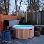 Nouvelle installation du bain nordique Nordic Hottub Classic avec finition en cèdre rouge et cuve intérieure en plastique HDPE