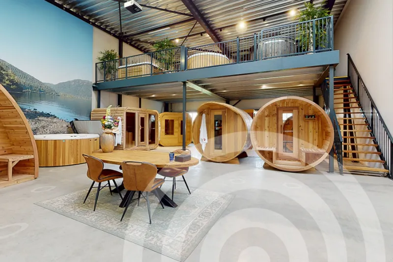 Overzicht van de showroom van Ticra Outdoor in Dronten met houten sauna’s en hottubs