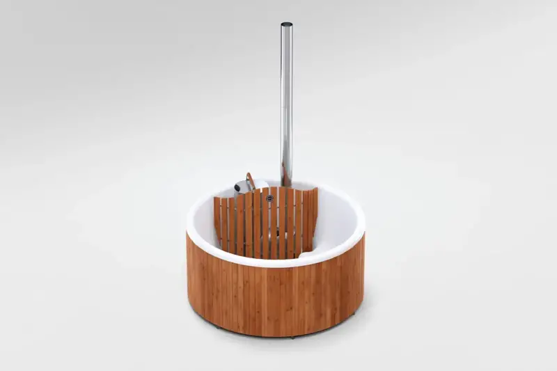 Vooraanzicht van de Skargards Panel hottub met interne kachel en houten afwerking