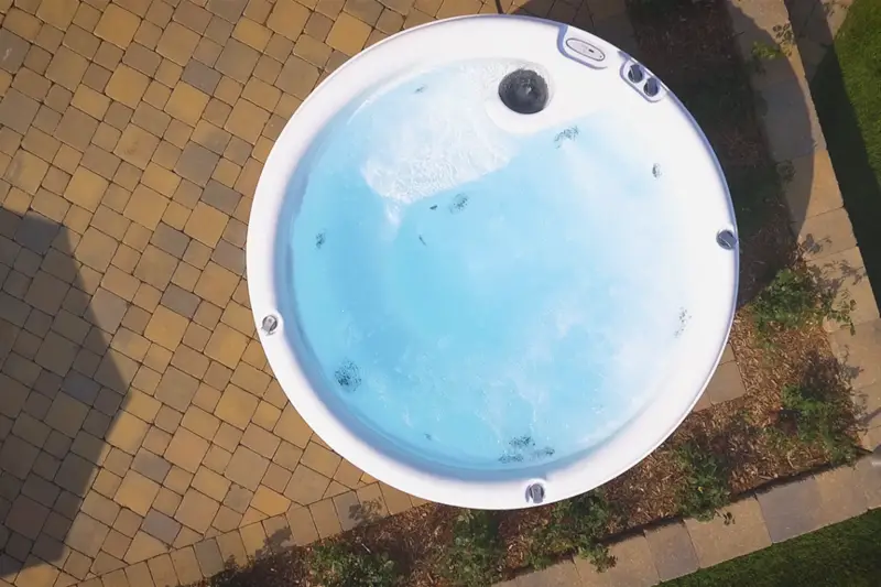 Vue du dessus directement dans un bain nordique.