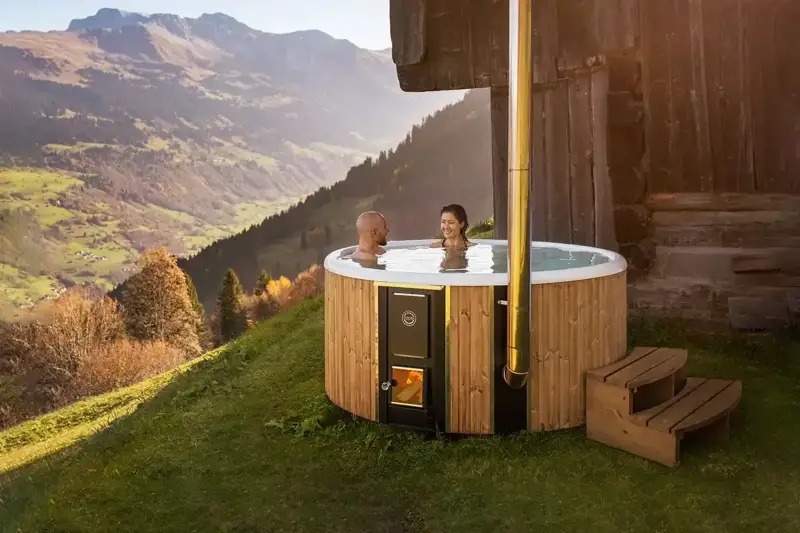 Bain nordique Skargards Rojal avec poêle intégré chauffé au bois en pleine nature