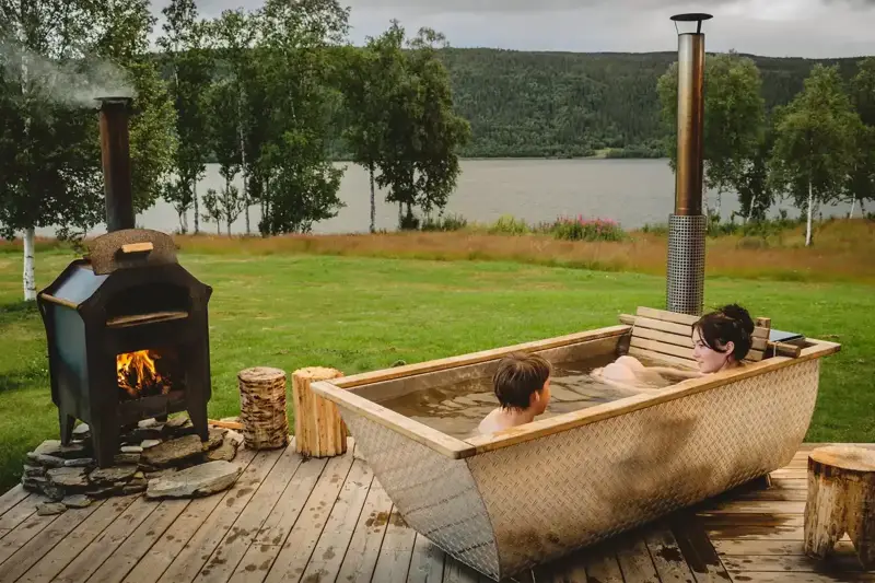 Baignoire extérieure Hikki Bohemen avec vue panoramique sur la nature