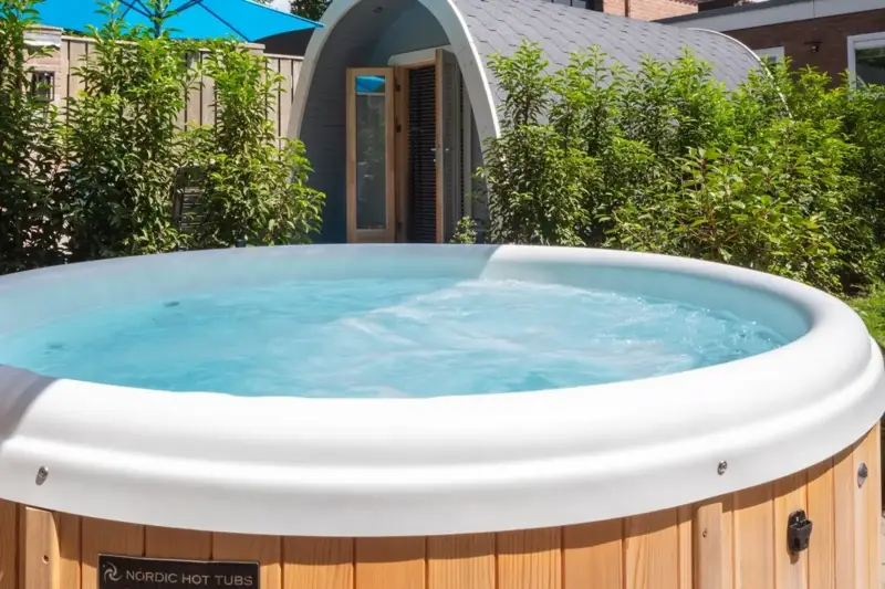 Bain nordique Nordic Hottub Classic bouillonnant avec Camping Pod en arrière-plan