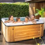 Famille profitant d’un bain nordique Nordic Hottub Spa avec finition en cèdre rouge