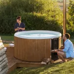 Bain nordique Skargards Rojal avec poêle intégré dans un jardin ensoleillé