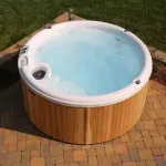 Vue du dessus d’un bain nordique Ticra Classic dans le jardin.