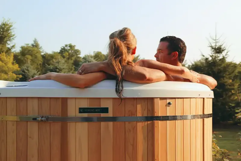 Duurzame elektrische hottub bekleed met Red Cedar hout.