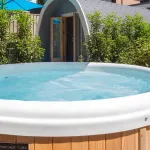 Bain nordique Nordic Hottub Classic bouillonnant avec Camping Pod en arrière-plan