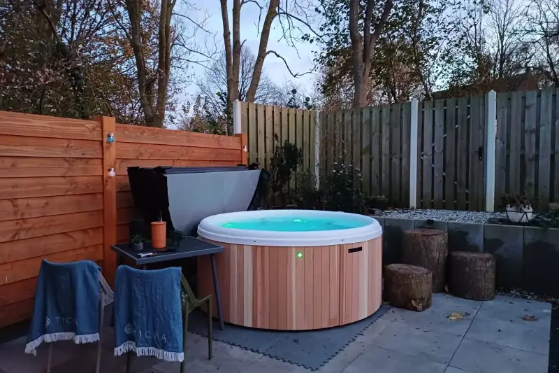Nouvelle installation du bain nordique Nordic Hottub Classic avec finition en cèdre rouge et cuve intérieure en plastique HDPE