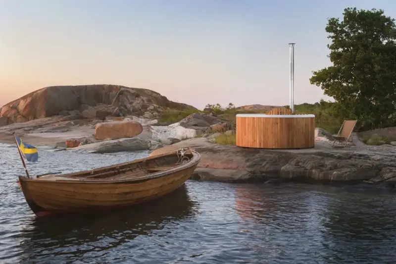 Skargards Panel hottub met interne kachel aan de kust in een natuurlijke omgeving
