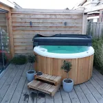 Bain nordique Nordic Hottub Classic installé dans le jardin avec couvercle isolé