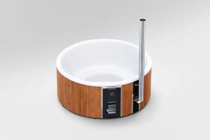 Vue de dessus du bain nordique Skargards Rojal avec coque ergonomique et poêle intégré