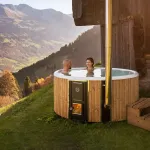 Bain nordique Skargards Rojal avec poêle intégré chauffé au bois en pleine nature