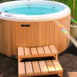 Escalier en bois pour entrer dans le bain nordique.