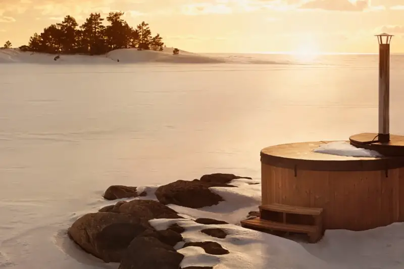 Skargards Panel hottub met interne kachel en geïsoleerde deksel in een besneeuwd landschap