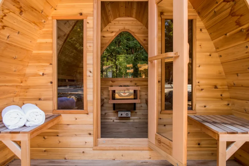 Holzinnenraum einer komfortablen Pod-Sauna.