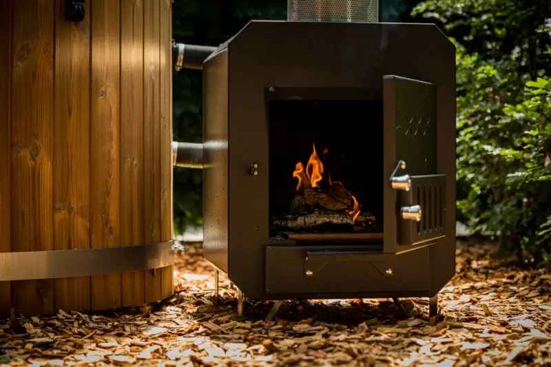 45 kW externe houtgestookte hottubkachel die brandt met een mooi vuurtje