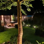 Jardin éclairé dans le noir avec bain nordique Nordic Hottub Classic et couvercle isolé