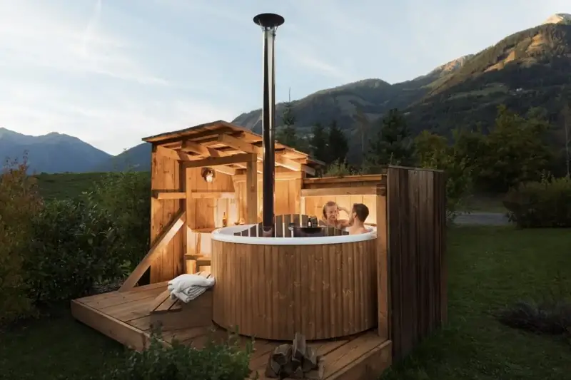 Skargards Panel hottub met interne kachel in een natuurlijk landschap bij zonsondergang