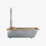 Vue latérale du bain nordique Hikki Bohemen chauffé au bois pour l'extérieur