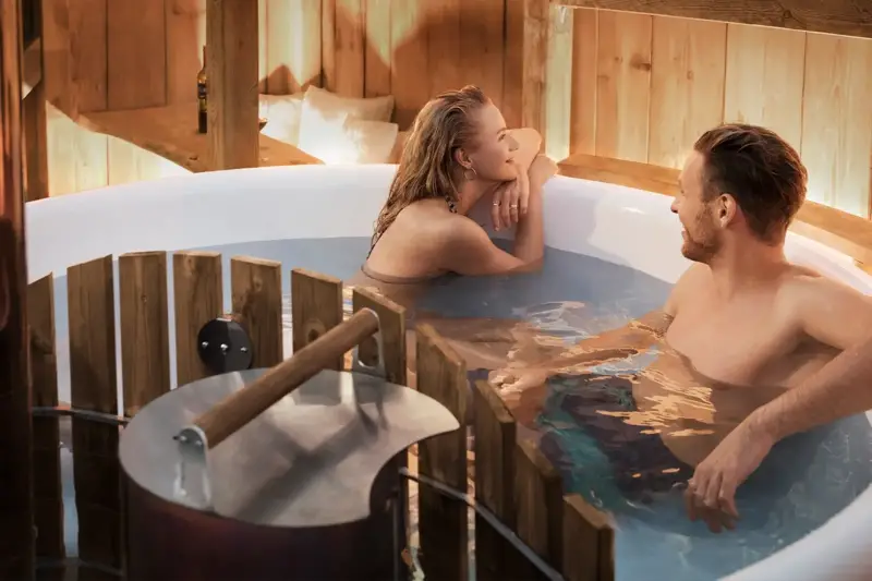 Stel geniet van de warme Skargards Panel hottub met interne kachel in de tuin