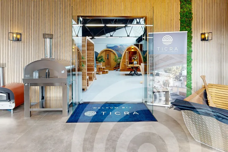 Showroom van Ticra Outdoor in Maastricht met houten sauna’s, hottubs en een pizzaoven
