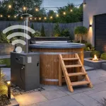 Bain nordique Ticra Thermowood avec chauffage bio et contrôle via application Wi-Fi dans un jardin moderne