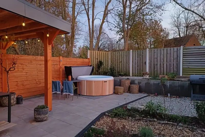 Bain nordique Nordic Hottub Classic avec finition en cèdre rouge et couvercle isolé dans le jardin