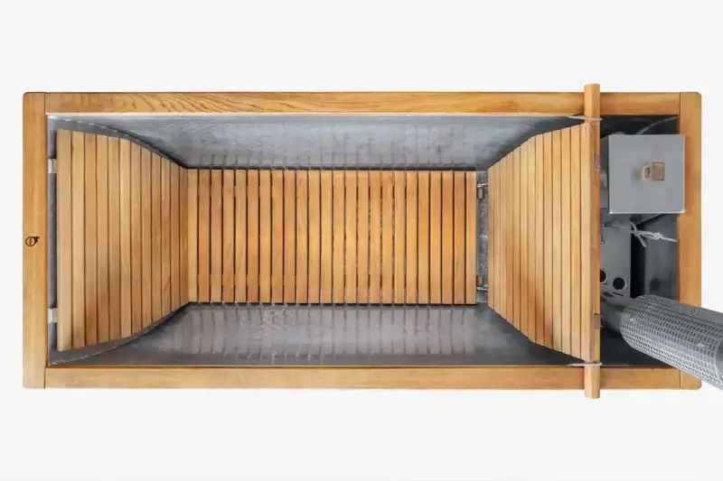 Vue de dessus de la baignoire Hikki Bohemen montrant l'aménagement intérieur en bois