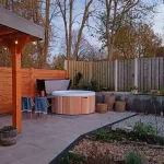 Bain nordique Nordic Hottub Classic avec finition en cèdre rouge et couvercle isolé dans le jardin
