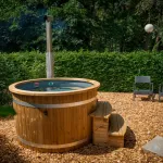 Houtgestookte Ticra Thermowood hottub die wordt verwarmd in een zonnige boerderijtuin