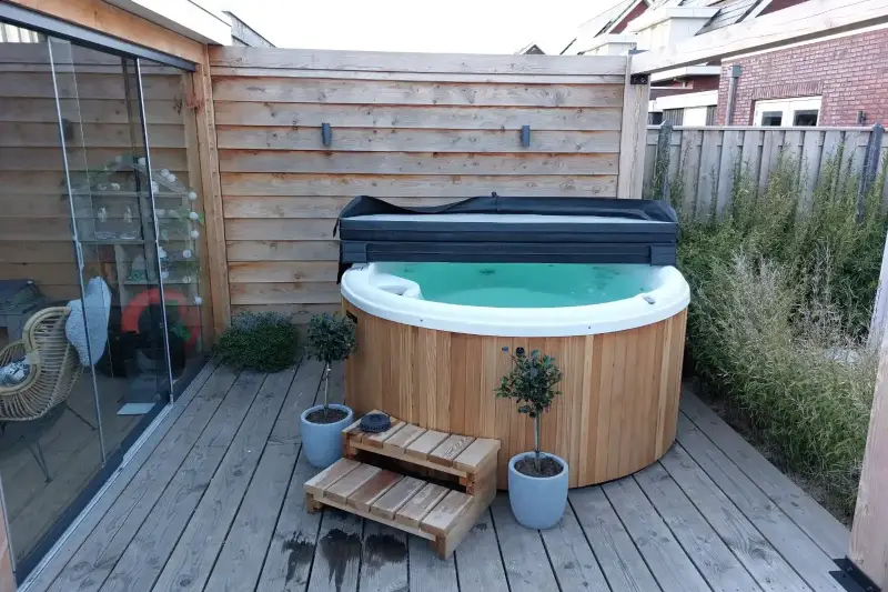 Bain nordique Nordic Hottub Classic installé dans le jardin avec couvercle isolé