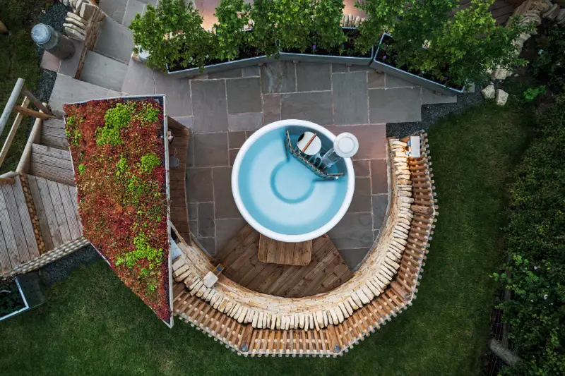 Bovenaanzicht van de Skargards Panel hottub met interne kachel in een achtertuin