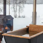 Baignoire extérieure Hikki Bohemen chauffée au bois dans un paysage enneigé