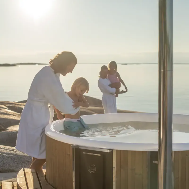Gezin geniet samen in een hottub.