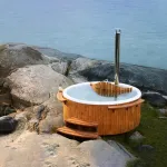 Skargards Panel hottub met interne kachel aan het water in een natuurlijke omgeving