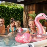Famille heureuse dans un bain nordique Nordic Hottub Spa avec finition en cèdre rouge