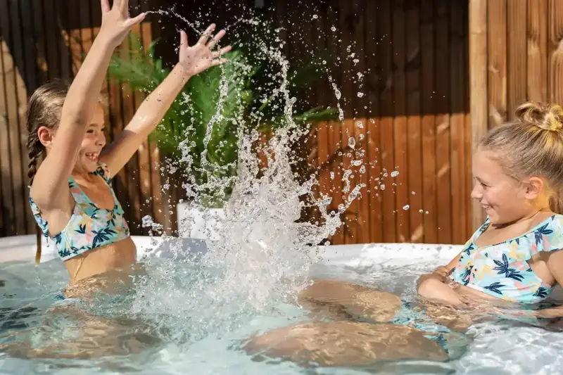 Enfants jouant dans un bain nordique Nordic Hottub Spa avec finition en cèdre rouge