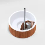 Achteraanzicht van de Skargards Panel hottub met interne kachel en Thermowood bekleding