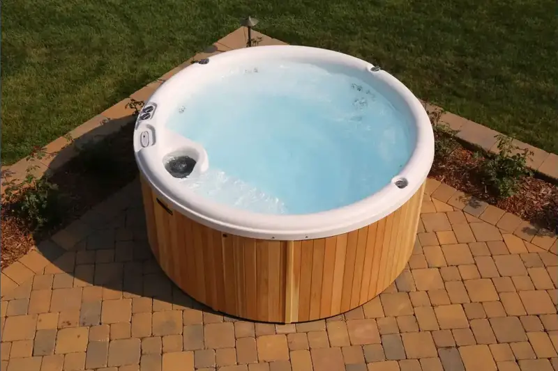 Vue du dessus d’un bain nordique Ticra Classic dans le jardin.