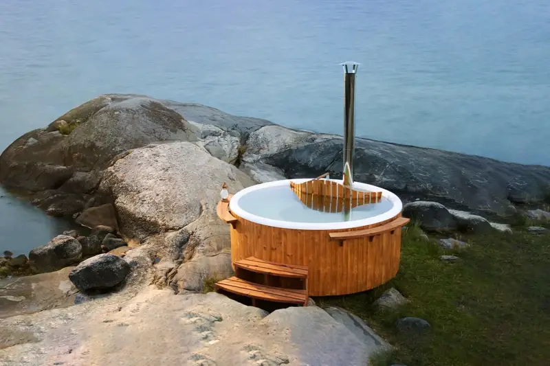 Skargards Panel hottub met interne kachel aan het water in een natuurlijke omgeving