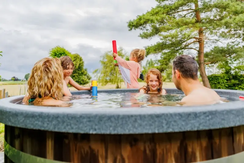 Close-up van een blij gezin dat geniet van een warme hottub in de natuur