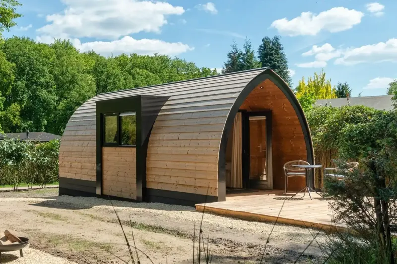 All Seasons Camping Pod auf einer luxuriösen Freizeitanlage